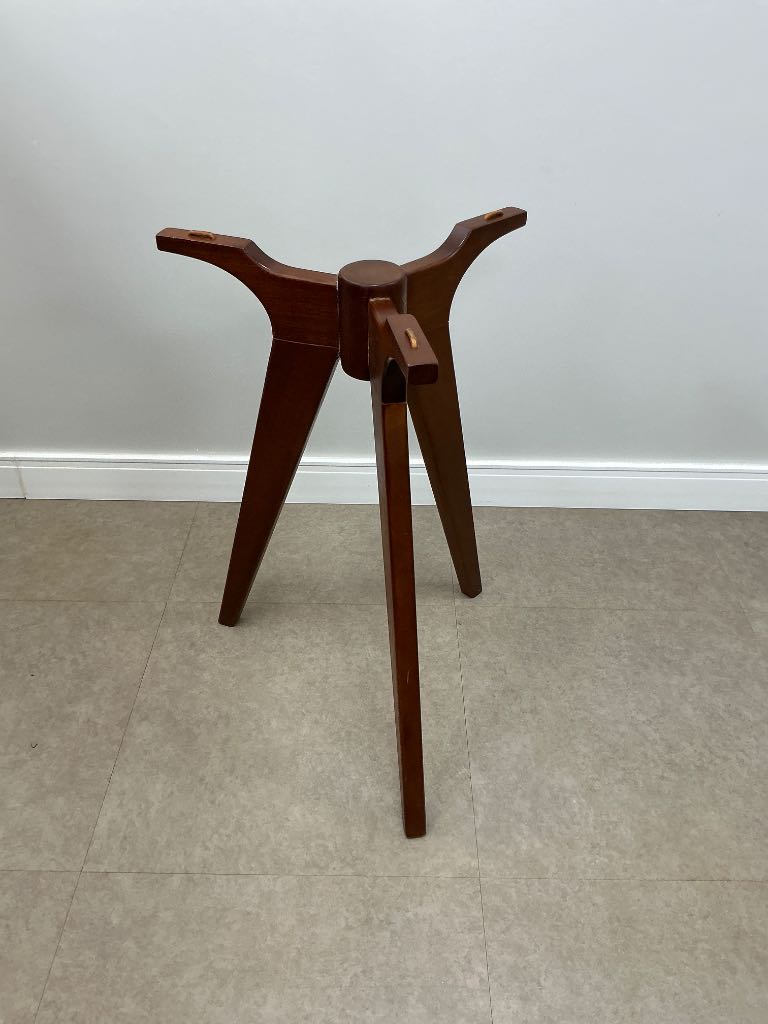 MESA DE CANTO PÉ DE MADEIRA
